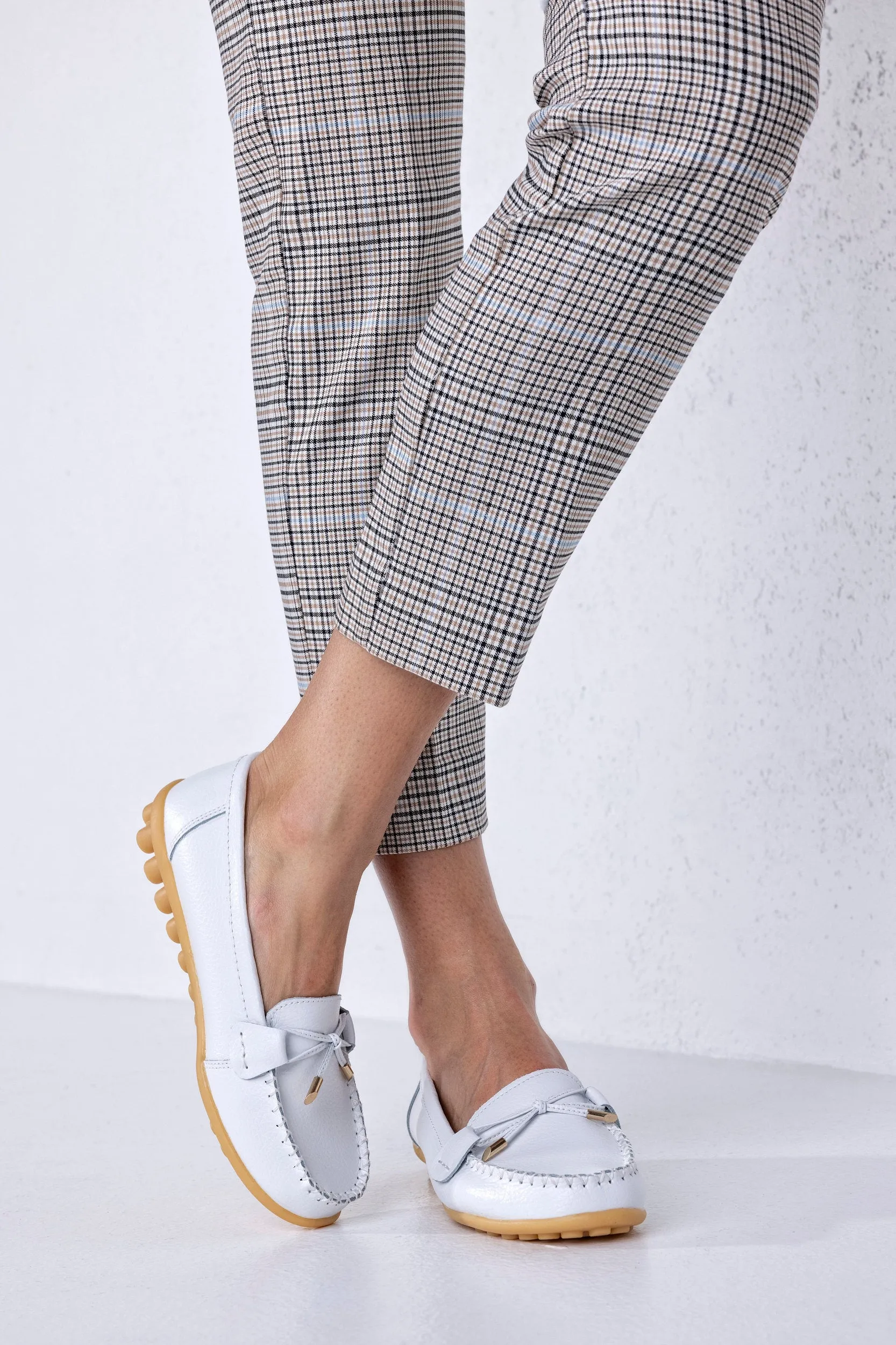 Leather moccasins with ribbon
