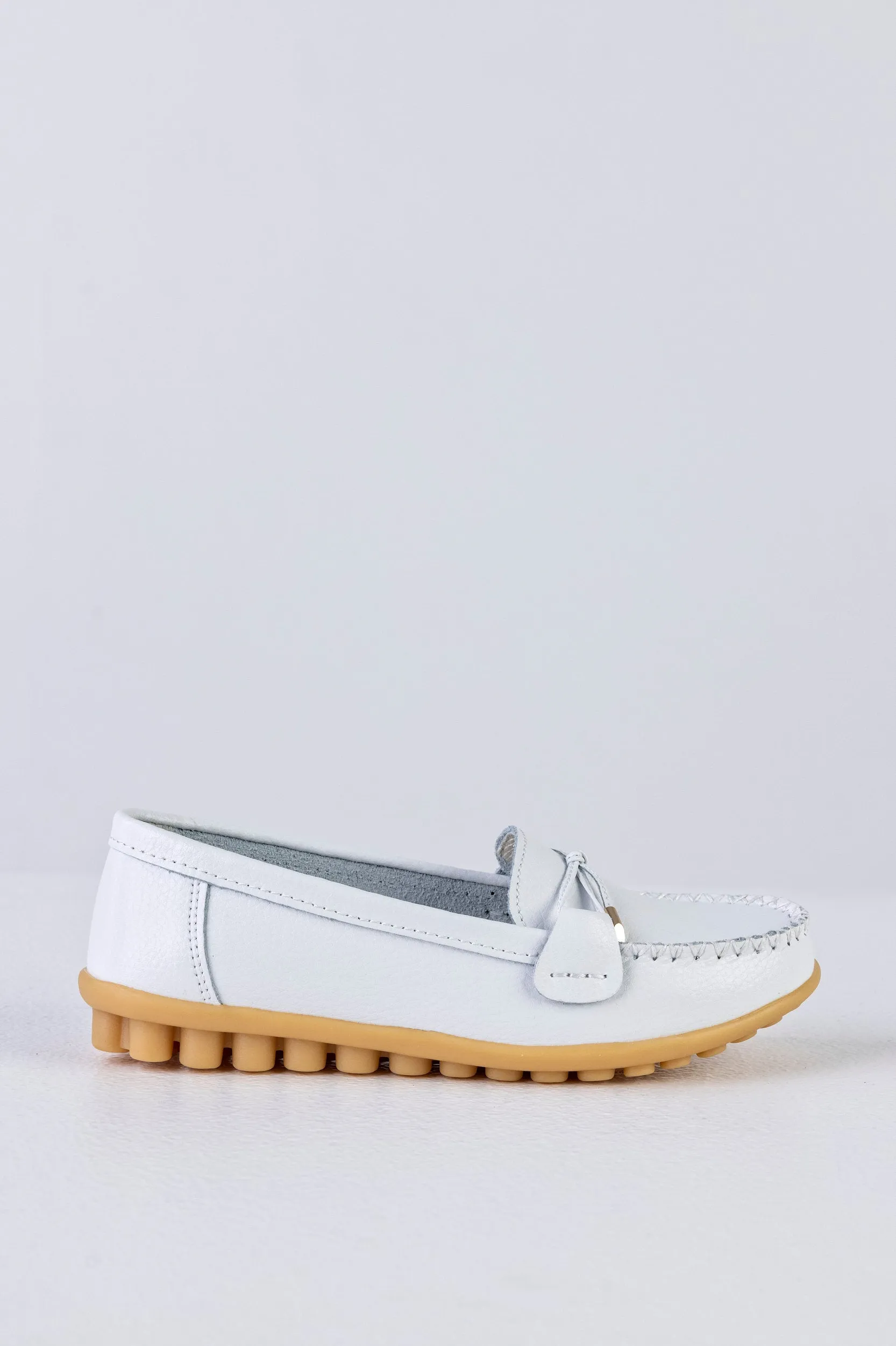 Leather moccasins with ribbon