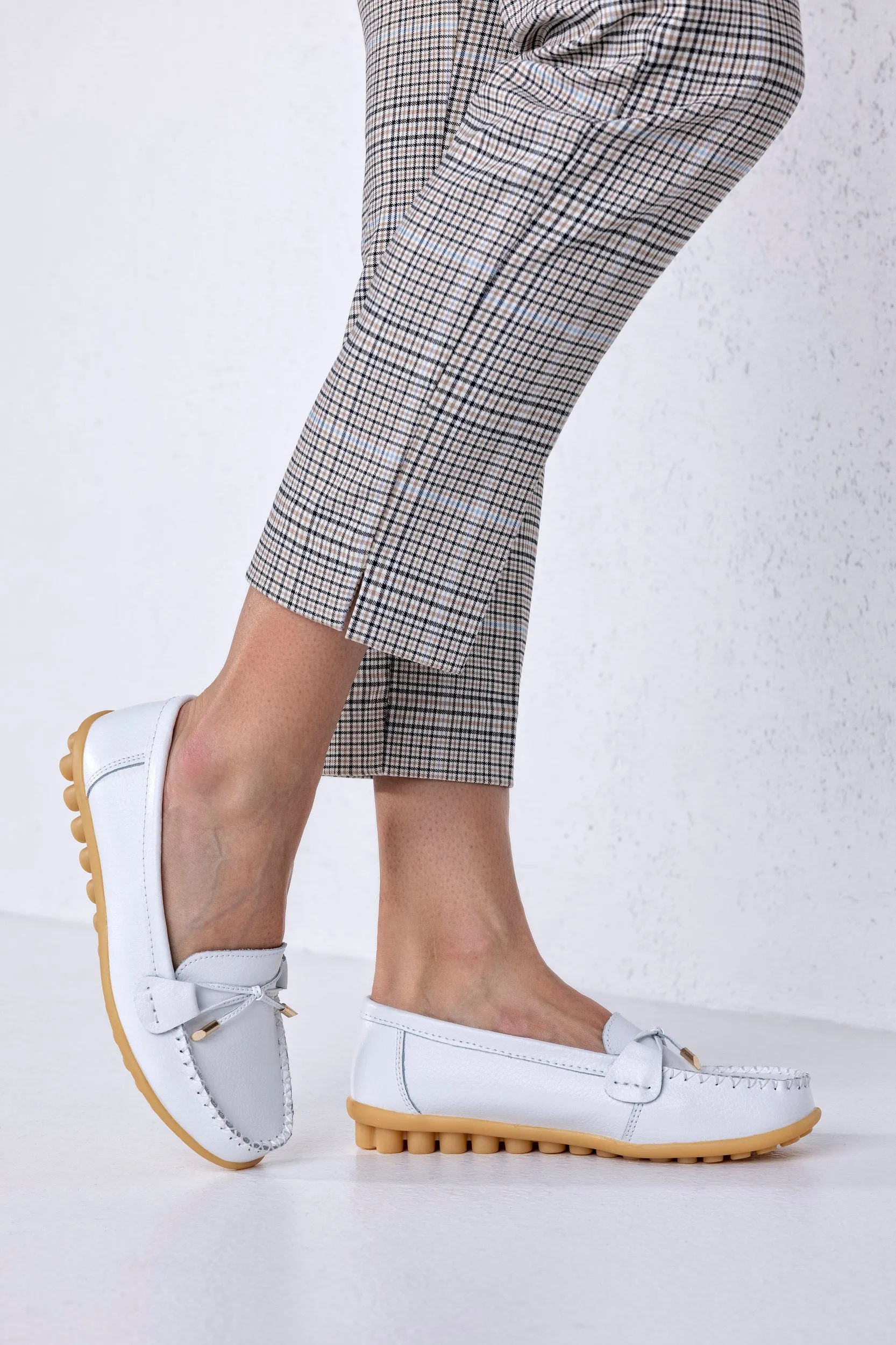 Leather moccasins with ribbon