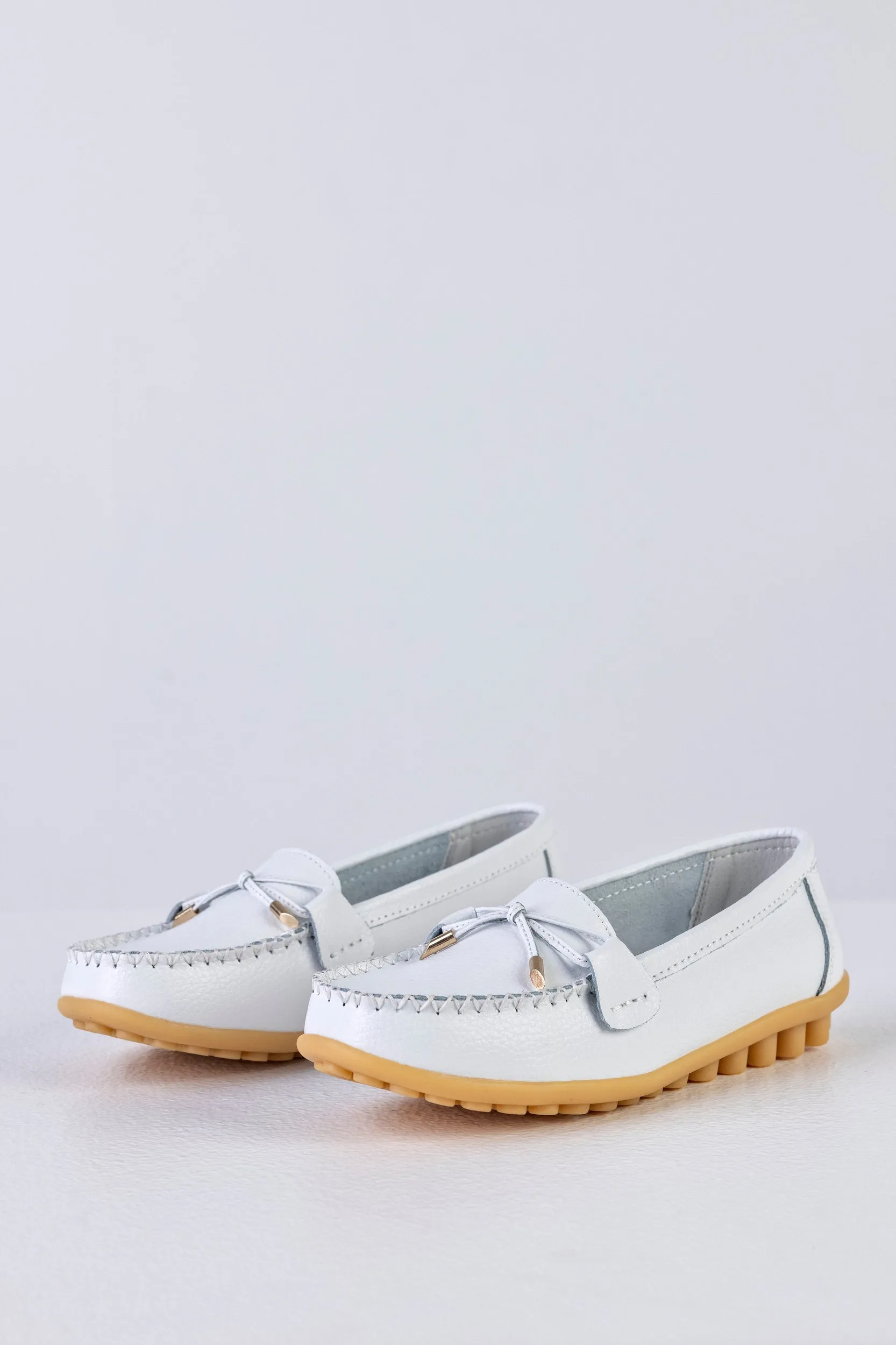 Leather moccasins with ribbon