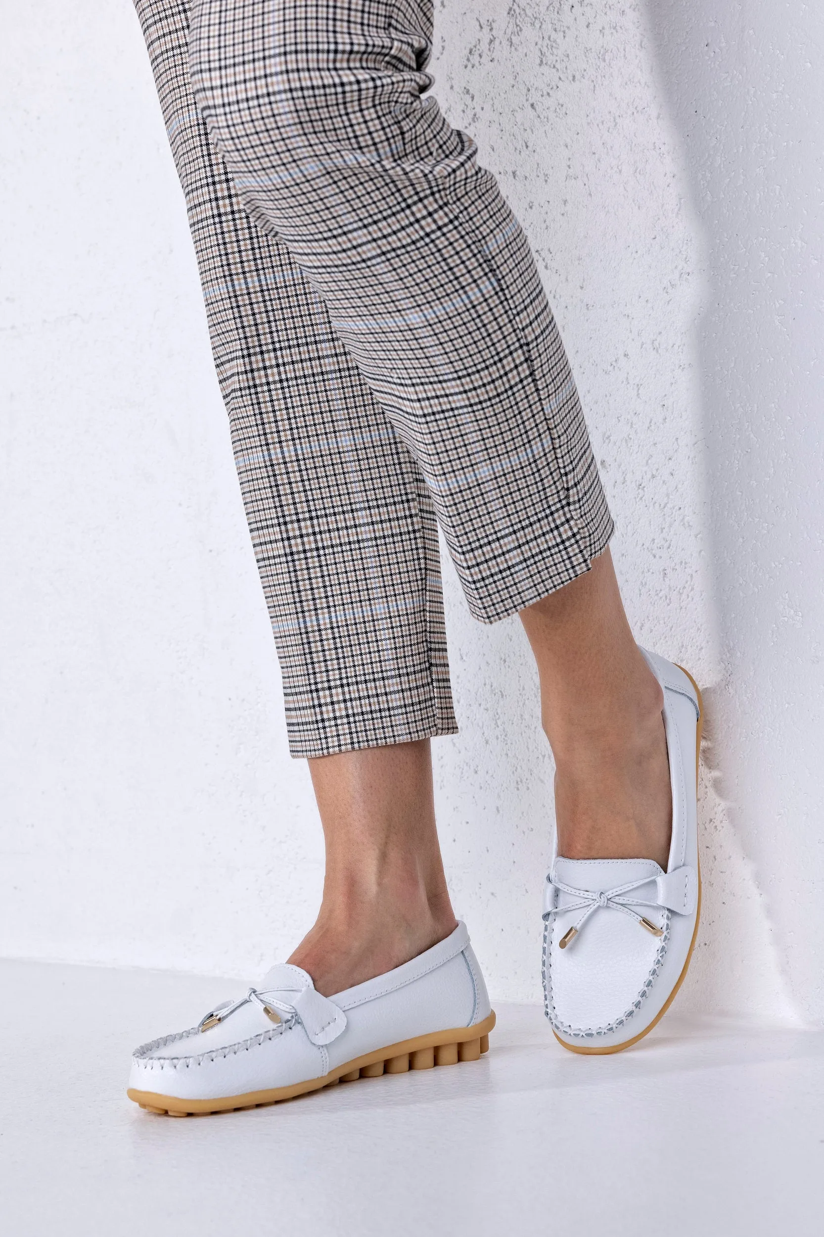 Leather moccasins with ribbon
